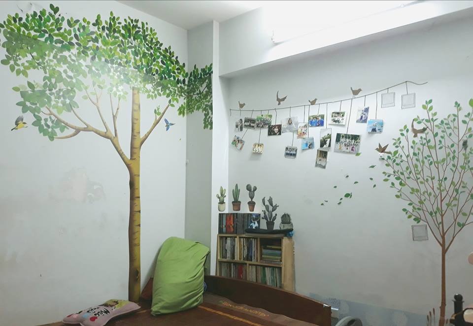 Decal màu sắc đẹp và dán rất dễ, nếu nhỡ dán hỏng còn có thể bóc ra và dán lại mấy lần.
Phù hợp với những góc tường thấp (cao tối đa 2m). Tường nhà mình cao 3m nên dán vào bị cắt hở một mảng, nhìn khá hẫng. Nếu bạn có màu/ giấy vẽ - dán thêm vào thành một tán (như mình đã làm ở trong hình) thì cũng ổn.
Mình có mua thêm một vài tấm decal cây khung hình ảnh & cây xương rồng để dánh thêm. Nhìn phòng khá mát.