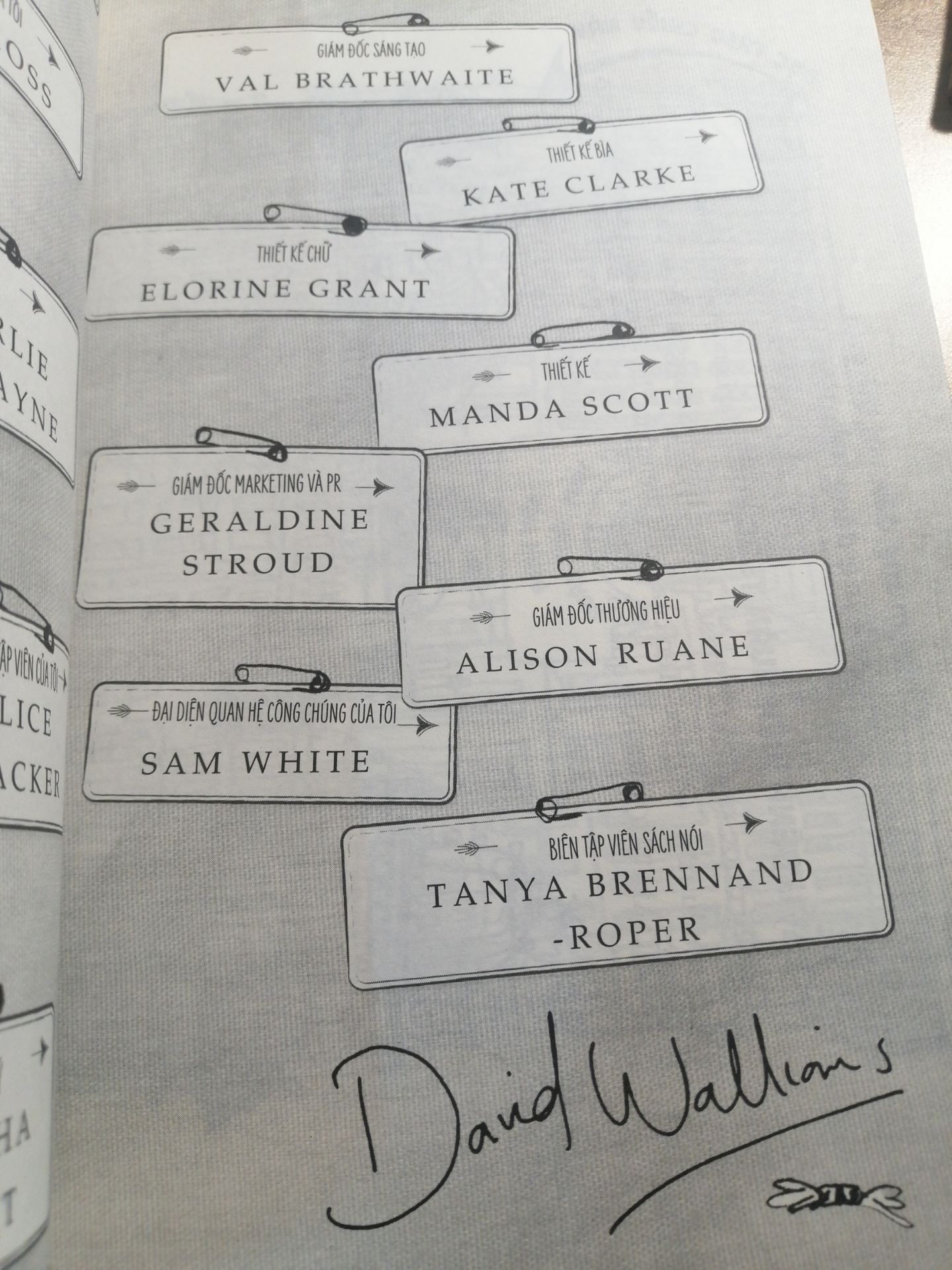 Giao hàng nhanh mặc dù mình đặt giao tiết kiệm. Sản phẩm không có bookcare và bị xước sát khá nhiều nhưng không bị móp méo. Mình hơi lười nên không thêm ảnh. Mọi người vẫn nên mua nhé.