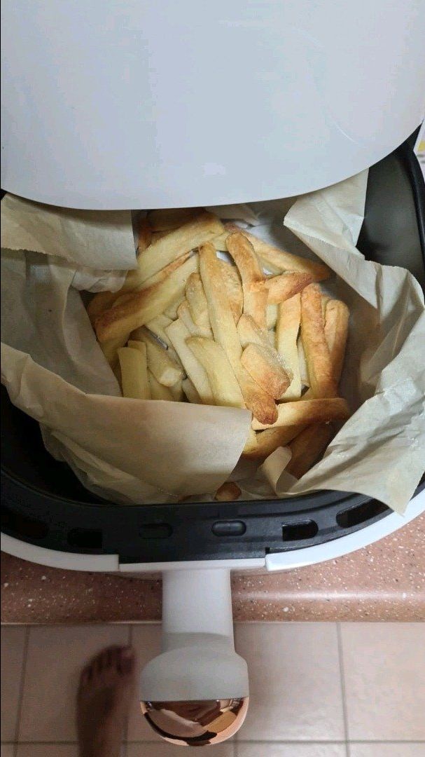 Nồi quá đẹp, xịn xò, làm thử mẻ khoai tây cho con ăn rất ok. Từ nay k phải ra hàng quán mua nữa rồi. Có kèm theo công thức các món rất tiện, đóng gói cẩn thận. Hàng chất lượng, sẽ ủng hộ dài dài