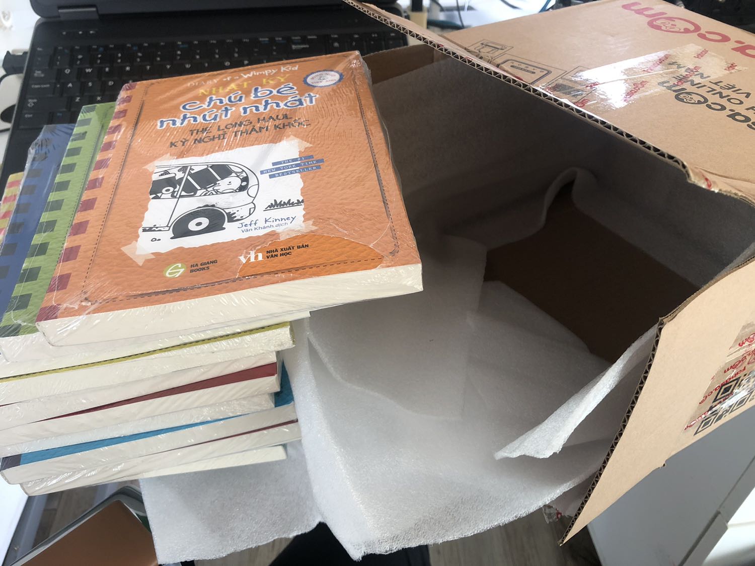 Sách tuyệt vời cho thiếu nhi và  thậm chí cả người lớn. Vừa đọc vừa học cả tiếng Anh. Giao hàng rất nhanh và sách đều có bookcare. Rất hài lòng.