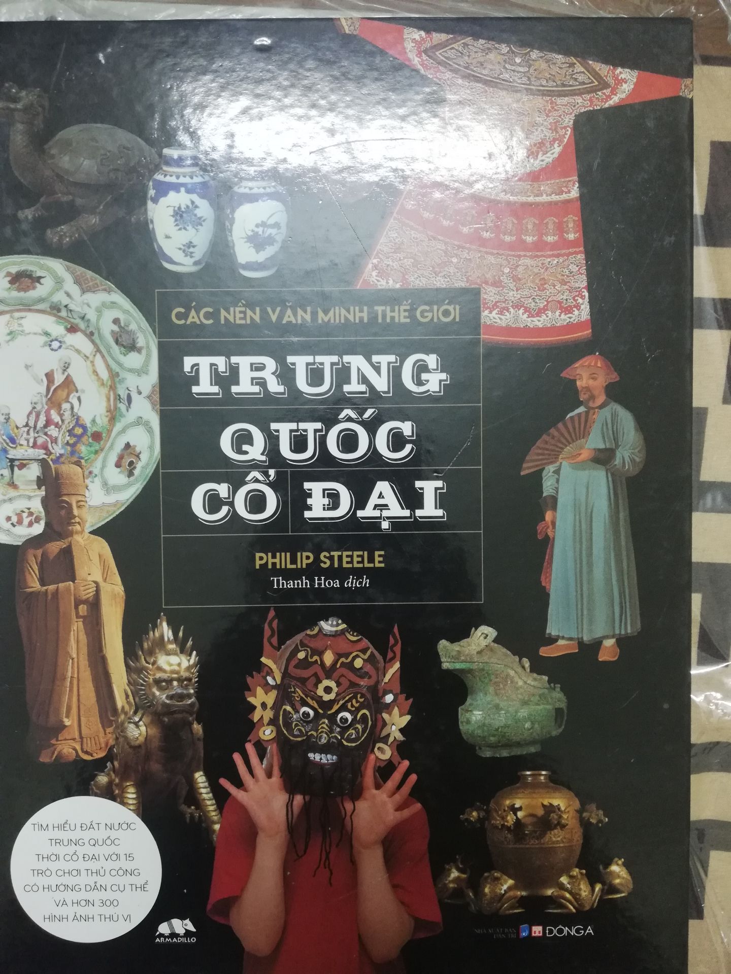 Sách hơi cũ, phần bìa ngoài có một vài vết lõm hằn lên cả bìa và để lại vết, và nhìn có vẻ khá cũ vì lớp bọc rất bụi
