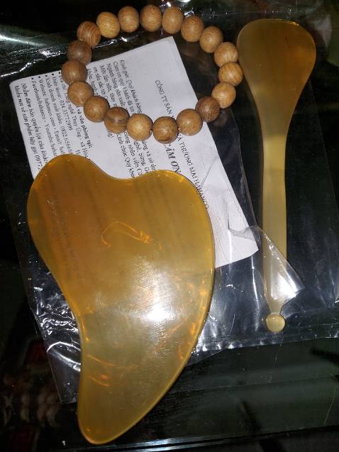 Shop giao đúng hẹn , chu đáo ... mua 2 cây cạo gió bằng sừng còn đc tặng thêm 1 cái vòng gỗ xinh xinh nữa ..  sẽ tiếp tục ủng hộ