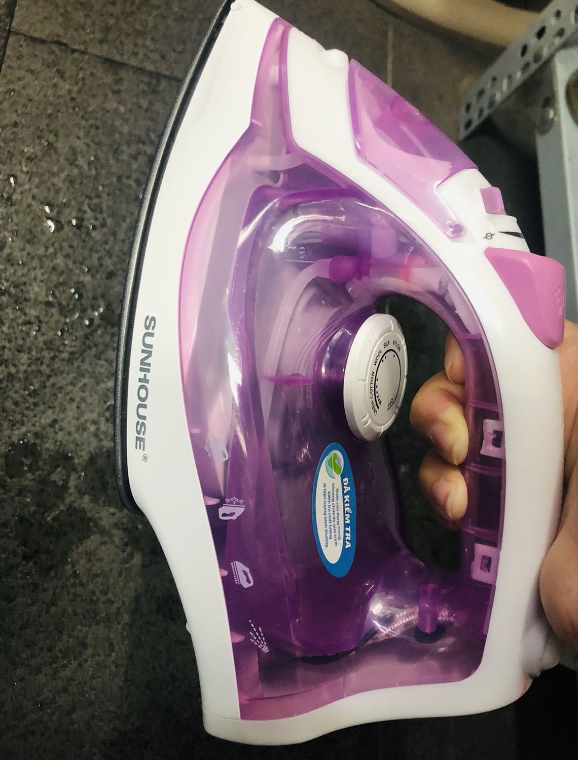 Giao nhanh 2h. Mẫu giao đẹp, bao bọc sạch sẽ, nhưng khi kiểm tra cắm điện và đổ nước thì máy ủi rất ok. Nhưng khi không ủi để riêng ra thì máy không giữ nước được lâu cứ chảy hoài, nên cân nhắc khi mua , ngoài vấn đề đó thì mọi thứ đều ổn.