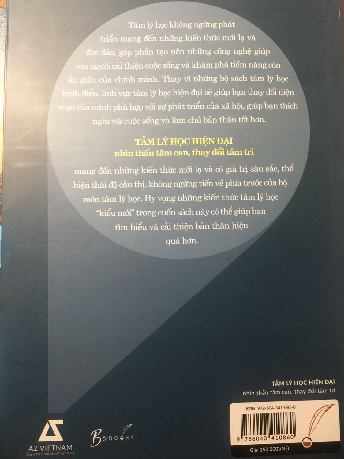 Tiki đóng hàng không chắc chắn, cũng không có bọc chống sốc hay túi nilong bọc sách. Có lẽ do vận chuyển mà hộp rách tanh bành làm bụi bẩn lọt vào và vài cuốn sách bị móp bìa một chút. May mà sách đẹp và không bị tổn hại quá nhiều.