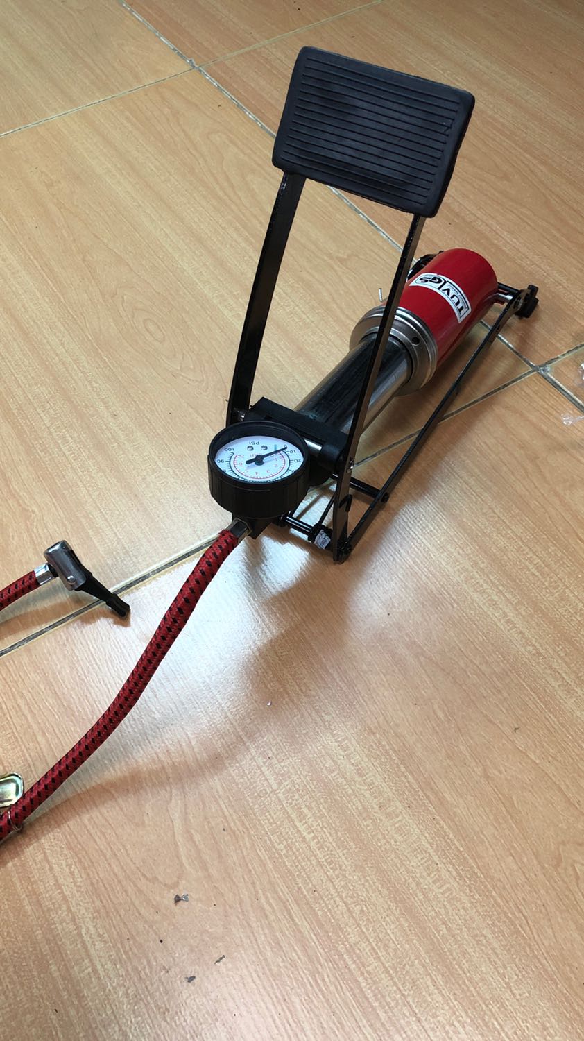 Mới vừa bóc gói và đánh giá luôn. Bơm không lên hơi, kim đồng hồ áp lực không hoạt động. Không hiểu Shop kinh doanh kiểu gì và Tiki kiểm soát hàng chất lượng như thế nào luôn.