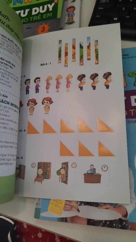 Tập 4 của bộ 6 cuốn PoMath - Toán tư duy này tiếp tục mở rộng phạm vi tư duy của trẻ tới thêm bớt ở phạm vi 10, các chiều không gian và cân nặng, thêm góc sáng tạo tranh biến hình, rồi cả giải Sudoku và mật mã.
Cuối sáng có chương cho cha mẹ kiểm tra lại kiến thức của trẻ, và 1 trang sticker để trẻ dùng cho sáng tạo nữa.
Nhìn chung các bậc phụ huynh nên sắm bộ này để học cùng các con.