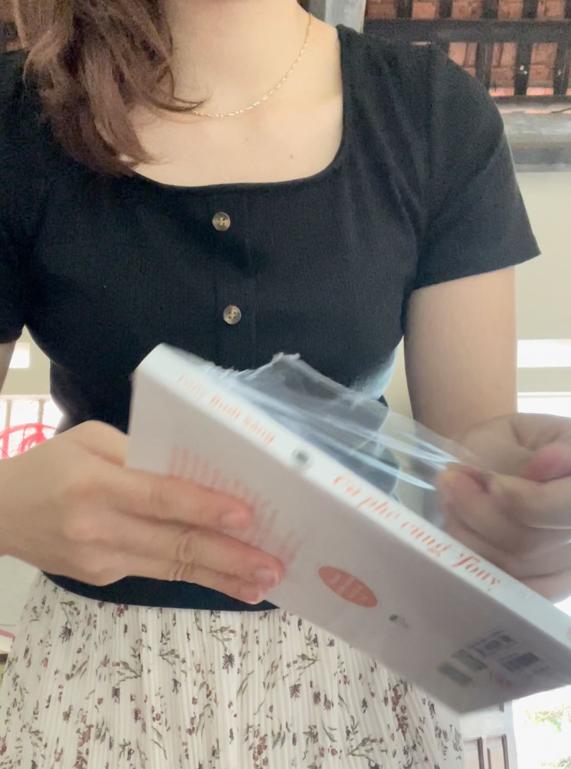 Sách mới tính. Còn nguyên bọc nilong, thơm mùi sách mới. . Tiki giao hàng nhanh khỏi bàn . Sách này mình nghe audio nhiều xong vẫn muốn mua để đọc trực tiếp . 
Nhân viên tiki giao hàng nhanh, lịch sự. 10 điểm cho tiki😍🥰
Ảnh mình cắt từ video mở hàng😄