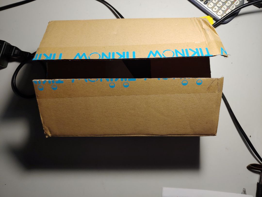 Giao hàng đúng hẹn, trước khi giao 1 ngày shipper còn gọi xác nhận lại giờ giao để mình nhận hàng.
Bóp viết đẹp và giống hình. Chất vải dày, bền. Giá rẻ nên hơi nhỏ so với mình tưởng tượng.
Bóp này đem tặng rồi nên chụp cái hộp lúc giao