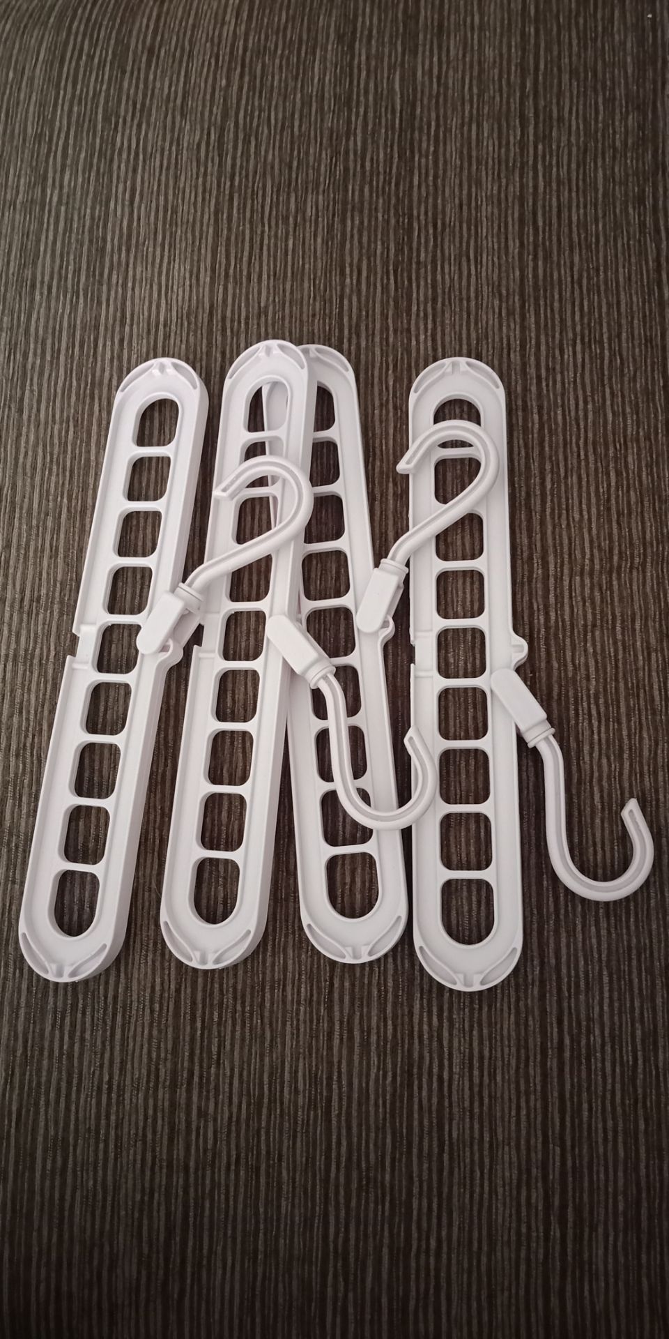 Móc chắc chắn, nhựa tốt, treo được đồ nặng, màu sắc đẹp mà giá cả lại hợp lí. Khuyến khích mọi người mua!