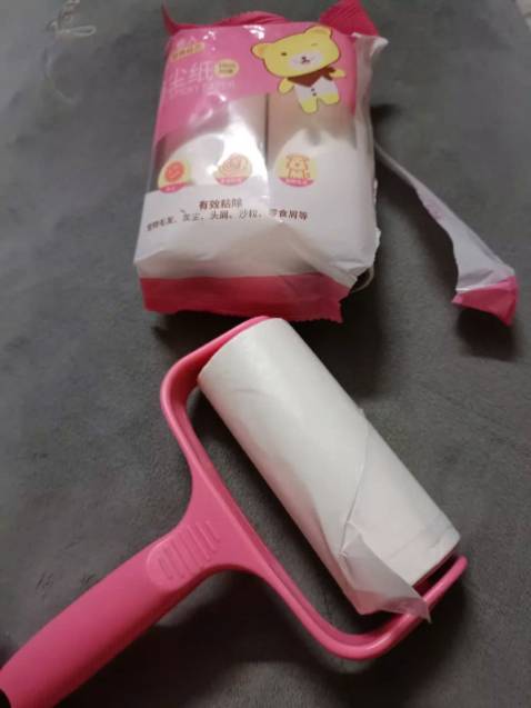 Cây lăn bụi giao đúng mẫu .xài ổn để lăn bụi mịn trên giường. Có 2 lõi thay thế. Mình đã lăn và xé lớp keo dơ ra sau đó dán lại để bảo quản. Shop giao nhanh.Hài lòng