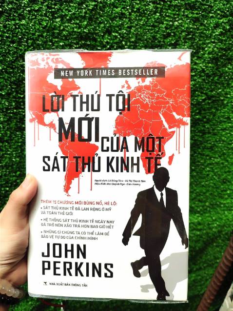 Nội dung thì khỏi phải bàn cãi nhiều, cuốn này + Full bộ Chiến Tranh Tiền Tệ + Những Âm Mưu Từ Đảo Jekyll là best, mọi người nên mua đọc. Nhưng nói trước là sách kén người đọc vì phải có một chút tư duy logic, phân tích, thích thú và hiếu kỳ về những vấn đề xảy ra trong xã hội, kinh tế, chính trị (vì nó thiên về tính xã hội học thời hiện tại). Bạn sẽ lý giải được dịch bệnh do đâu, tại sao ngày càng có nhiều người trẻ bị mắc các bệnh về ung thư, suy giãn tĩnh mạch, gan, thận, mật? Lạm phát do đâu mà ra? Thêm cả cuốn Trò Chuyện Với Thiên Thần của tác giả Trương Văn Dân nữa (rất hay) để chuẩn bị nhiều hành trang cho mình và cả những người thân trong tương lai, hạn chế những tai ương sắp tới thấp nhất có thể. 😥

Chỉ có là về vấn đề bookcare của tiki dạo này không còn tốt như trước, bọc không được sâu vào phía bìa trong như thời mình mới tập tành mua sách ở Tiki vào năm 2015, cảm giác plastic nó cũng mỏng chứ không dày như trước, dễ bung. Nếu có thể thì mình mong Tiki cải thiện thêm ở điểm này và cả phí ship, phí ship ngày càng cao. 🤨🤨🤨