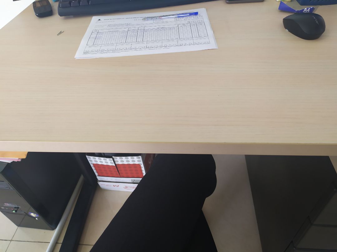 với khoảng cách như thế này mà chuột đã có hiện tượng bị mất kết nối, liên tục bị tắt, không hoạt động, nhất là những lần click, chuột hay bị đơ (bị chớp tắt). thật thất vọng.