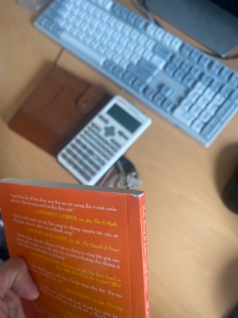 Gói hàng cẩu thả. Không một chút bọt khí. Một quyển sách bé ti ti gói vào cái hộp to đủ gói 10 quyển. Để nó lộn xộn trong đó móp méo hết cả sách. Quá cẩu thả