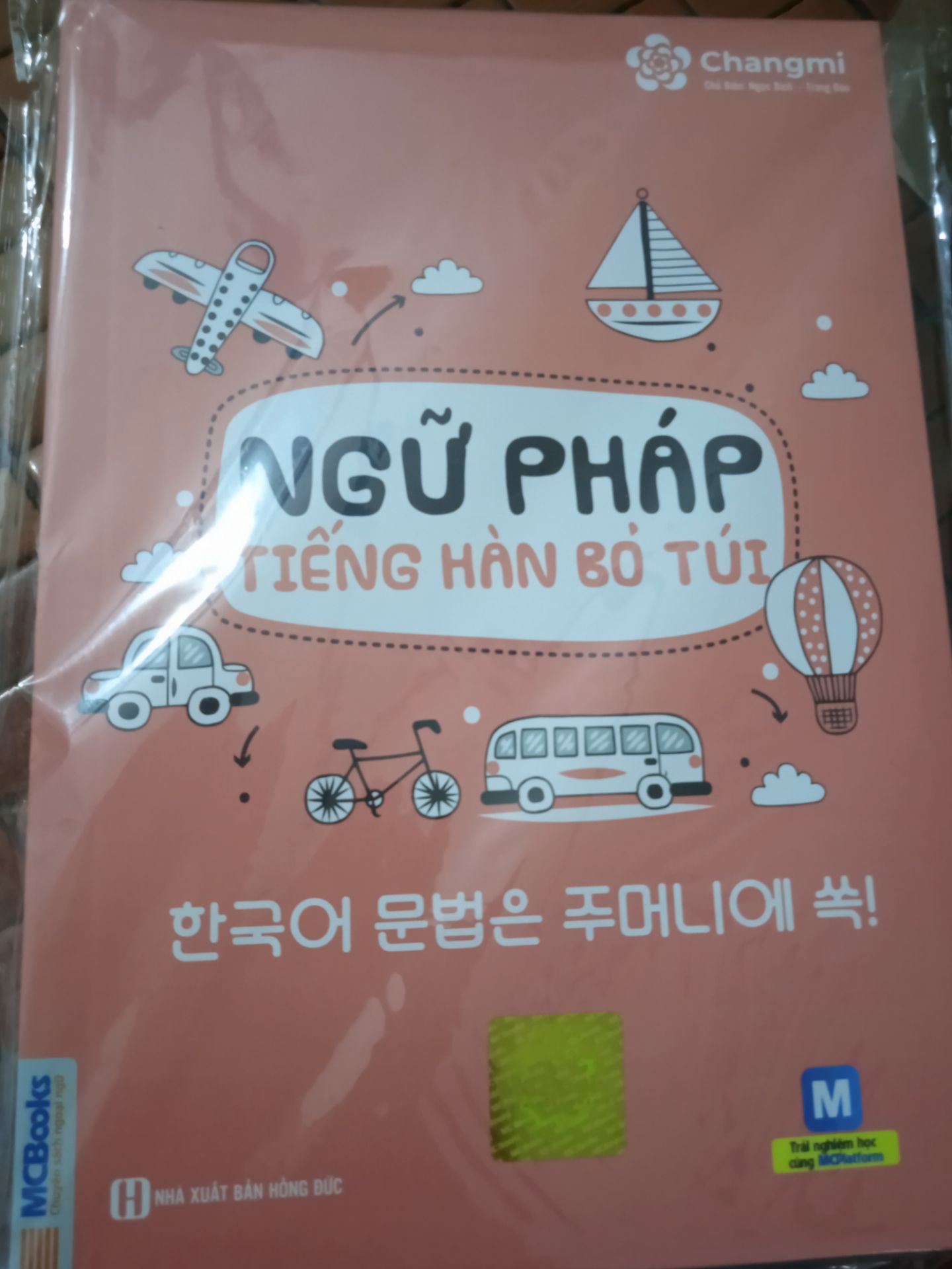 Nội dung rõ ràng, cụ thể, chi tiết, đóng gói kỹ càng, còn có thêm một lớp bọc giấy kiếng bên ngoài sách, shipper thân thiện. Tuy nhiên, về nội dung sách thì chưa được rõ ràng lắm. Sẽ tốt hơn nếu có thêm một tờ mục lục về các loại ngữ pháp hoặc ngữ pháp được sắp xếp theo bảng "danh mục ngữ pháp" sẽ rõ ràng hơn, tránh rối mắt