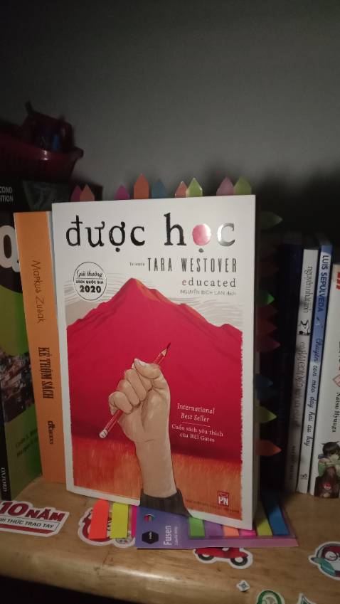 Review có spoil hồi truyện "Được Học" - Tara Westover
Với quyển Được Học, tôi lại cảm thấy một phần câu chuyện của mình ở nhân vật Tara. Mọi người bảo Phần 1 của quyển sách đọc rất cuốn, phần sau của quyển sách sẽ khó đọc hơn vì nhân vật chính luôn hoài nghi về khả năng của mình nhưng tôi lại cảm thấy đọc lại. Khi đọc đến đoạn bà nội Tara đã cố gắng kéo cô ấy ra khỏi gia đình cuồn tín mà bố cô xây dựng lên bởi chứng hoang tưởng của ông, khi bà đã cho Tara một cơ hội để bỏ trốn với bà đến Arizona để được đi học nhưng cuối cùng, vì lòng tin chắc nịch vào những gì bố nói luôn đúng, Tara ngày hôm ấy đã ở lại, lặng lẽ nhìn ông bà nội rời đi. Còn tôi, người chứng kiến câu chuyện đấy lại cảm thấy bứt rứt vì chẳng làm gì được qua trang sách. Tôi tin là Gene, bố của Tara rất yêu thương gia đình vì ông luôn muốn gia đình của mình sẽ được ấm no khi ngày tận thế đến. Ông làm việc cật lực hơn bất kì ai hết để kiếm thật nhiều tiền mua đồ dự trữ cho gia đình nhưng dù tình yêu ấy có lớn đến nhường nào cũng không thể thắng được đức tin sai lầm của ông và không thể nào hạ gục được chứng hoang tưởng của ông. Những đứa con và người thân trong gia đình ông đều phải hứng chịu nỗi đau ấy, bị tổn thương do sự gia trưởng cùng niềm tin sắt đá vào Kinh Thánh của Gene. Luke, Benjamin và Audrey không thể đến trường, sống lay lắt và an phận. Shawn trở thành kẻ bạo lực. Tyler phải mất rất nhiều năm mới có thể đi học, có một gia đình bình thường và mất thêm hai năm để có thể cho con mình đi tiêm vắc xin. và Richard cũng vậy. Tara lại càng thê thảm khi cô là đứa con út trong gia đình, dù cho có trở thành tiến sĩ của đại học Cambridge, cô cũng không thể nào tin tưởng bản thân mình là một viên đá quý mà luôn nghĩ rằng những gì mình đạt được là do được "ban ơn". Tôi đã rất xúc động khi đọc những lời giáo sư Kerry nói với Tara rằng:"Em không phải là vàng của kẻ ngốc, chỉ lấp lánh dưới một ánh sáng tầm thường đâu. Dù em trở thành ai, dù em biến bản thân thành điều gì, thì em cũng luôn là vậy. Nó luôn ở trong em. Không phải ở Cambridge. Mà là ở bên trong em. Em là vàng. Và việc trở lại BYU, hoặc thậm chí trở về dãy núi nơi em sinh ra, cũng sẽ không thay đổi con người thực sự của em. Việc đó có thể làm thay đổi cách nhìn của người khác về em, việc đó thậm chí có thể thay đổi cách em nhìn nhận bản thân - thậm chí vàng có vẻ mờ xỉn trong thứ ánh sáng nào đó - nhưng đó là người ta tưởng vậy thôi. Vàng vẫn cứ là vàng."

Qua câu chuyện của Tara, tôi cảm thấy đó không chỉ là hành trình chinh phục tri thức của cô mà còn là cả một quá trình cô chiến đấu với nỗi hoài nghi cùng những điều sai trái như "đàn bà phải ở nhà - trường học là nơi Chính Phủ tẩy não - theo đuổi những hiểu biết của con người sẽ làm cho Chúa Cha nổi giận" mà bố cô đã tiêm vào trong tiềm thức của cô. Khi Tara nhận ra hành vi bạo lực của anh trai cô, Shawn và nói ra suy nghĩ của mình, khi cô đã từ chối tin vào những điều bố nói, tôi cảm thấy thật nhẹ nhõm và mừng cho cô gái ấy. Dù cái kết Tara vẫn không thoát khỏi cái bóng đen tâm lý đó, dù mẹ không đứng về phía cô, tôi nghĩ con đường của cô ở phía trước cũng đã tốt hơn rất nhiều rồi và cô đã thoát khỏi nỗi ám ảnh tâm lý của mình. Được Học là quyển sách rất hay mà dù cho bài review của tôi spoil kha khá nội dung, tôi nghĩ ai đọc quyển sách này cũng sẽ cảm thấy xúc động với nó như tôi vậy.