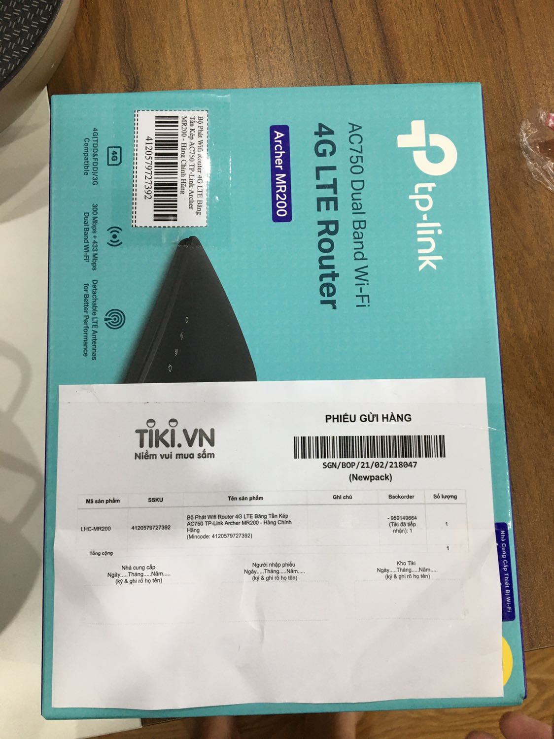 Giá thì gấp rưỡi nhưng bắt sóng rất yếu! Ko biết có phải mình lấy phải cái lỗi ko. (Nhà có 3 bộ Mr6400 với Toto link 1200- giá 1,4 triệu mà bắt và phát sóng mạnh hơn con này nhiều!). Hơi thất vọng với chất lượng!