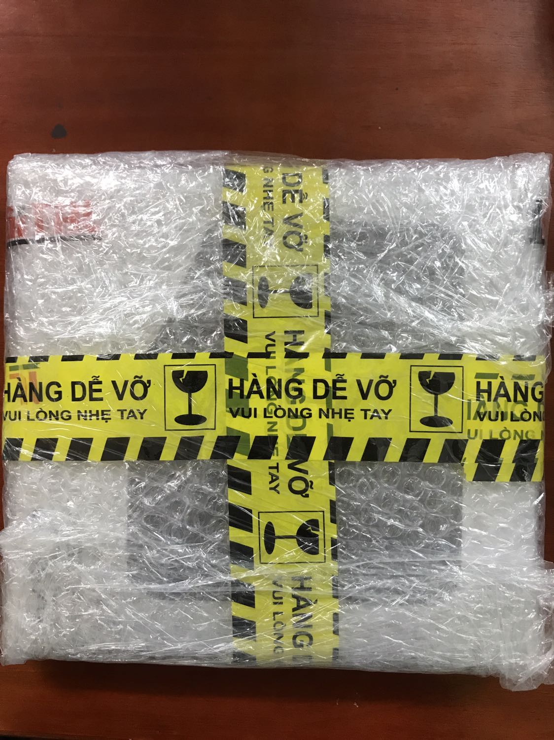 Tiki giao hàng nhanh, đóng gói chắc chắn. Về sản phẩm thì đã tạo ấn tượng tốt từ lúc đóng gói (vỏ hộp). Còn mở ra thì thật sự mềm mại, dùng mượt và tạo cảm giác thoải mái. 👍👍👍