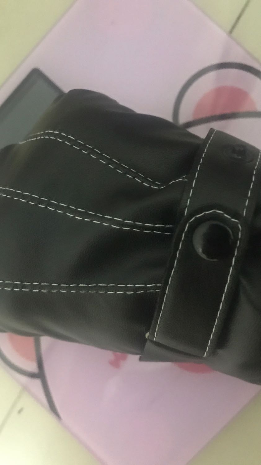 Găng tay da mềm mại, lớp lót lông đeo vào rất ấm và êm tay nữa, không có cảm giác thôi bởi da. Đeo rất mềm mại và dễ chịu. Cảm ứng điện thoại ngon lành. Nói chung so với tầm giá thì đánh giá 5 sao ủng hộ shop luôn.