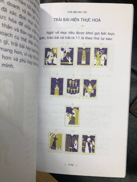 Thiết kế sách rất đẹp mắt, khổ to, toàn bộ sách in màu đẹp, bìa cũng sang. Cuốn sách này cần thiết cho người mới bắt đầu học Tarot (theo trường phái Rider Waite phổ biến nhất), dạy cách trải bài và đặc biệt cách kết nối với trực giác bên trong, có nhiều tips hay. Nội dung trình bày rõ ràng, dịch thuật tốt. Mình mua nhiều sách tarot rồi rồi nhưng sách bản quốc tế về VN thì rất mắc tiền. Mong nhà Asbook sẽ chuyển ngữ thêm một số cuốn Tarot khác, mà bán thêm cả bộ bài Everyday Tarot đi kèm cuốn này thì càng tốt nhé, mình sẽ ủng hộ ngay.