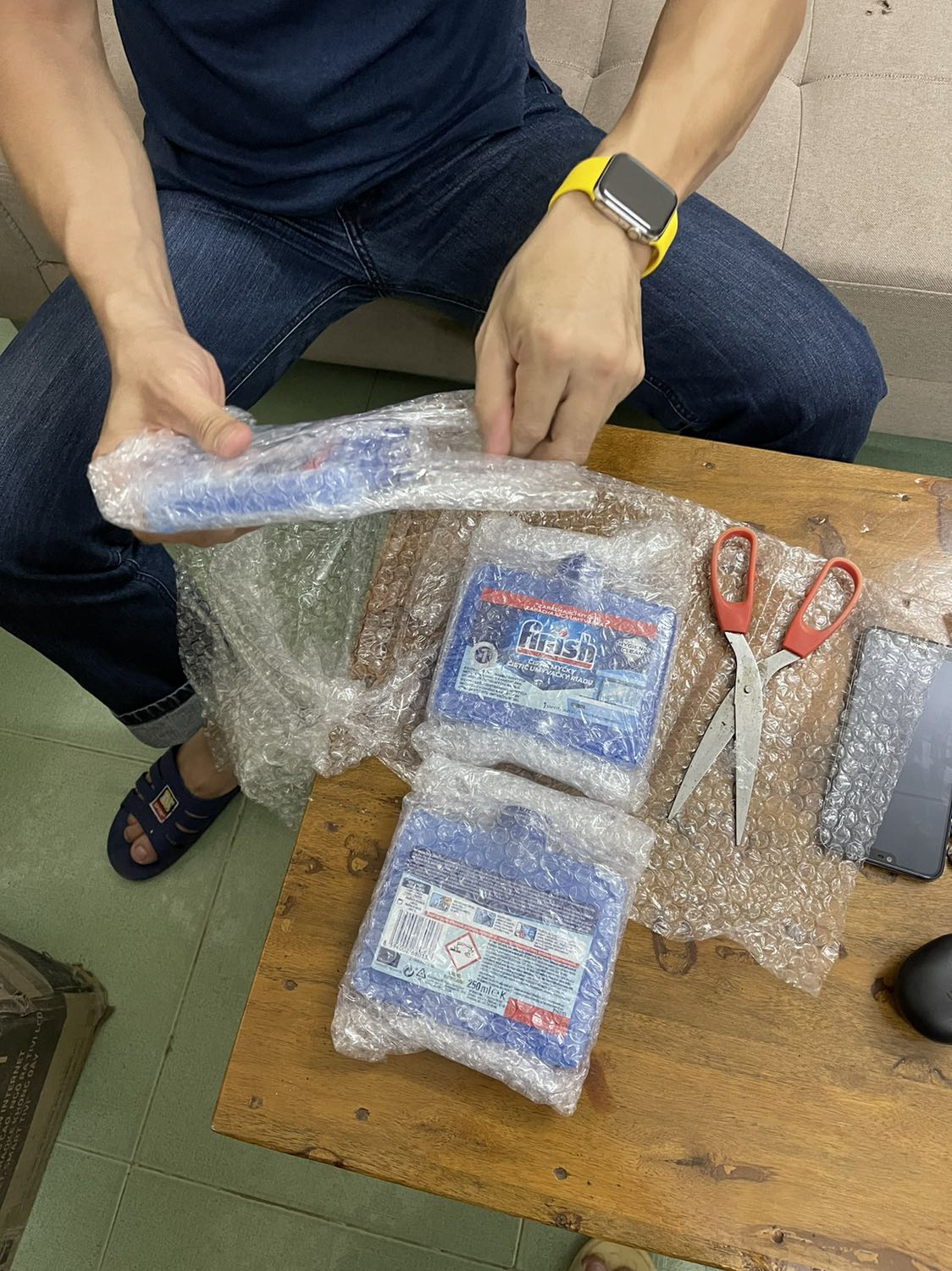 Giao hàng nhanh, sản phẩm giống mô tả, ko biết cho vào rửa có sạch được máy như quảng cáo ko, thấy quảng cáo tẩy sạch lắm