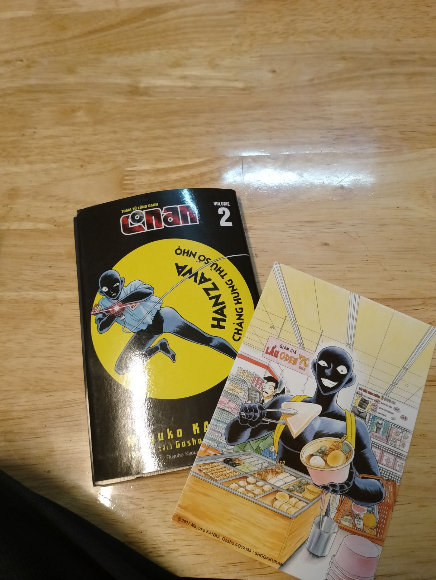 Có card, đẹp nhưng không được bọc kĩ nên gây đến việc bị xước với cong truyện