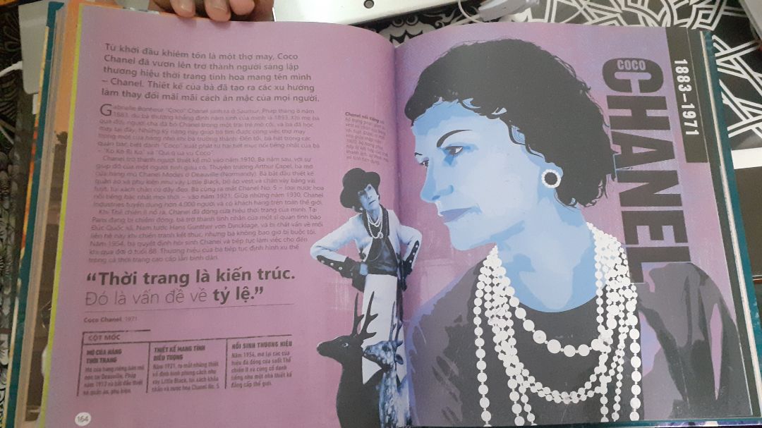 Mình thực sự cảm thấy rất thích quyển sách, rất đẹp ❤. Nó có kích thước kiểu dạng nhỏ hơn cuốn Bách Khoa Tri Thức Bằng Hình, dạng gọn hơn, cầm trong tay chắc và bự. Sách bìa cứng rất đẹp và nội dung thì quá tuyệt ?. Mình là dân yêu sách nên mà mua được một quyển sách chất lượng thì không gì hạnh phúc hơn, cảm ơn đội ngũ dịch thuật và DK nhiều lắm ạ! Mọi người mua đi, nội dung rất tuyệt và sách chất lượng cao ????