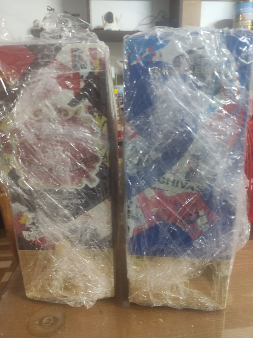 Đóng gói cẩn thận, hộp rượu không bị móp. Rượu thì chưa uống nhưng dòng 13 này nhìn đẹp, thích hợp cho ai muốn mua làm quà biếu.