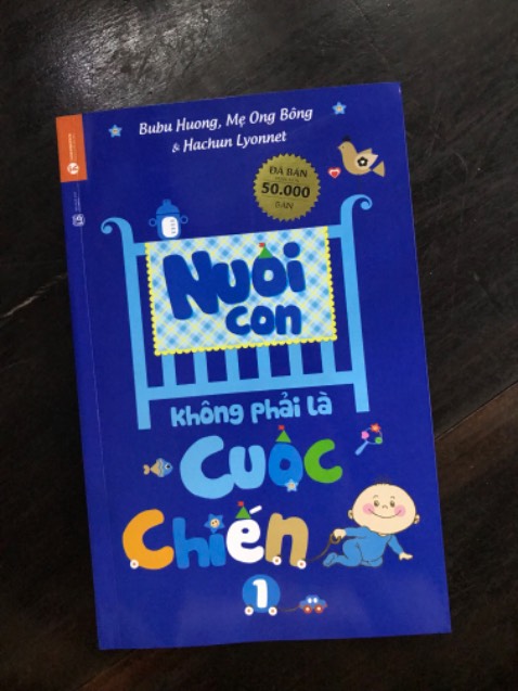 Nghe đến sách đã lâu, nay đã đặt được, tiki giao hàng nhanh, đóng gói kỹ. Mà sao ko thấy bookcare bọc sách?
Nghe các bố mẹ bỉm sữa khuyên nên đọc sách này trước khi chăm con, nó có thể cho mình kinh nghiệm 10 năm để chăm sóc con tốt và dễ hơn. Vừa giúp trẻ và giúp mình