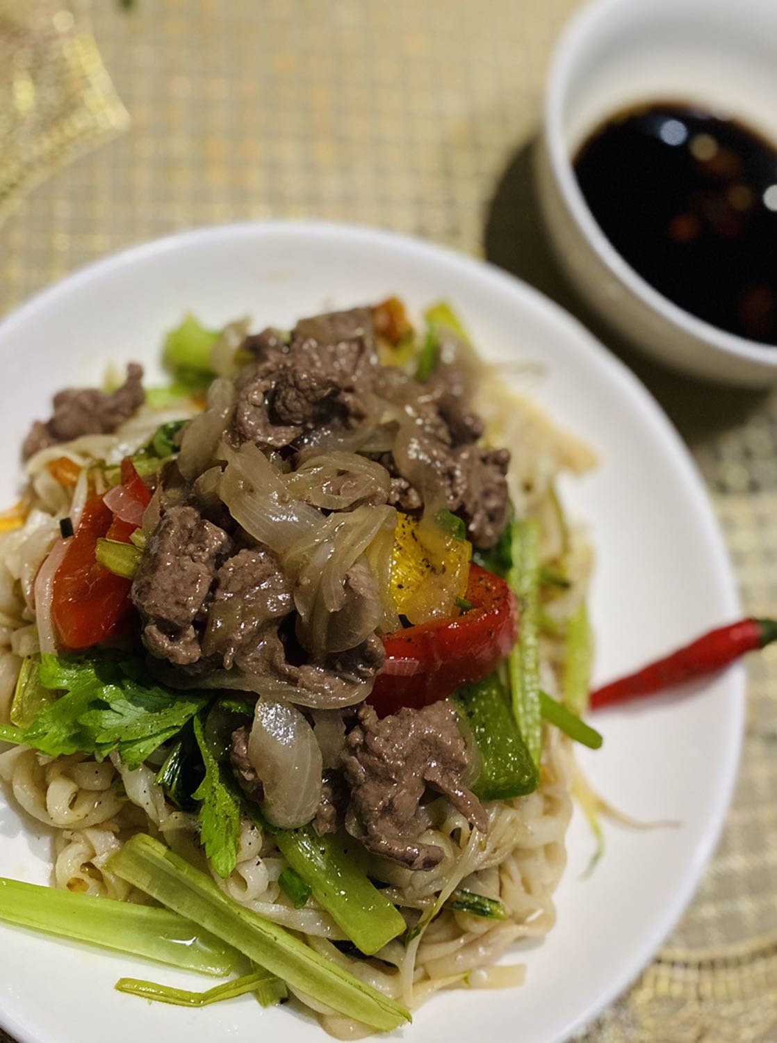 Nồi tuyệt vời lắm ạ. Mình bận rộn nên sáng 7h dậy bỏ cháo xương nạc với rau củ vào nấu tới 10h30 mở ra thơm phức mà vị cháo cũng rất ngon. Rau củ cũng chín mềm vừa cho bé 8 tháng ăn luôn ạ
hình ảnh chỉ mang tính chất minh hoạ