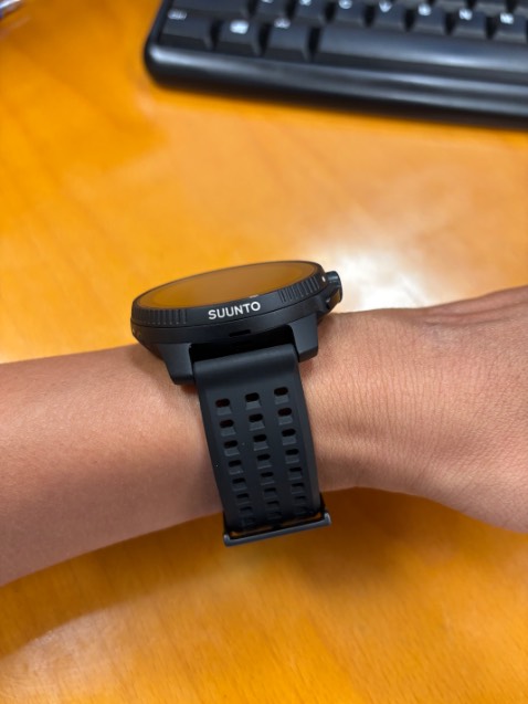 Đẹp. Đen sì ngầu cho bạn nào thích màu đen. Cách làm bản lề và dây rất dễ chịu cổ tay. Mình dùng Garmin, Coros rồi mua thêm Suunto này, cái này đẹp mã nhất trong 3 cái. Chức năng ko tiện bằng Coros Apex 2 Pro cũ của mình. Ae tham khảo. Chúc chạy vui khoẻ.