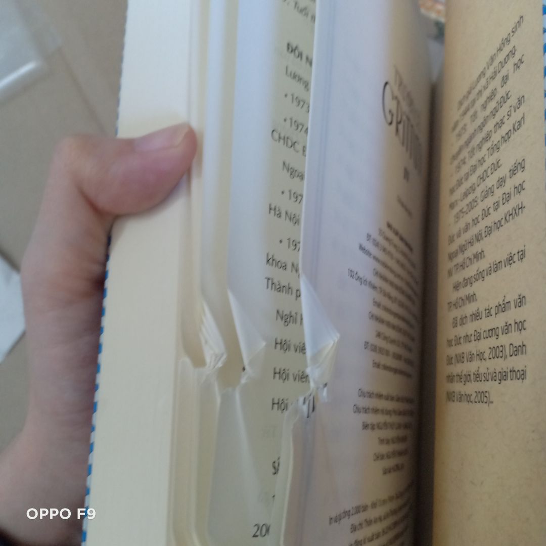 Sách bị nhăn rách nhưng vì đã lỡ cho nhằm  3 sao ở quyển khác nên quyển này cho 5 sao ít nhất thì cửa hàng cũng đã giảm giá may là không rách phần chữ.