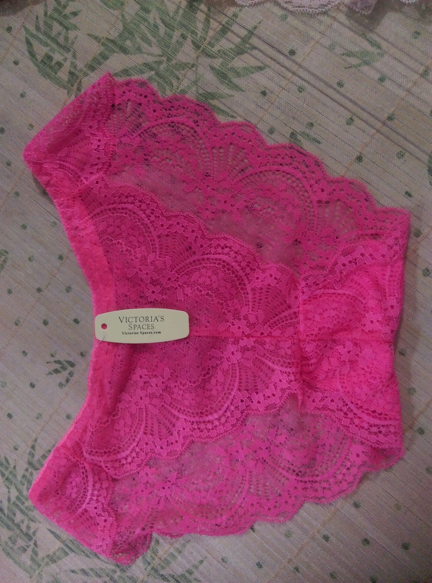 Mình nhận được sản phẩm không giống như hình. tem mác khác. hoa văn, kiểu dáng, quần mỏng không giống với hình ở trên. thất vọng quá.