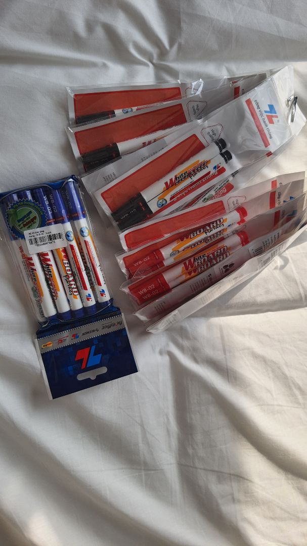 mình mua 30 cây cho 3 màu mà quy cách đóng gói khác nhau như hình mình chụp và giao khác đợt. Hàng VN chất lượng cao. Ủng hộ.