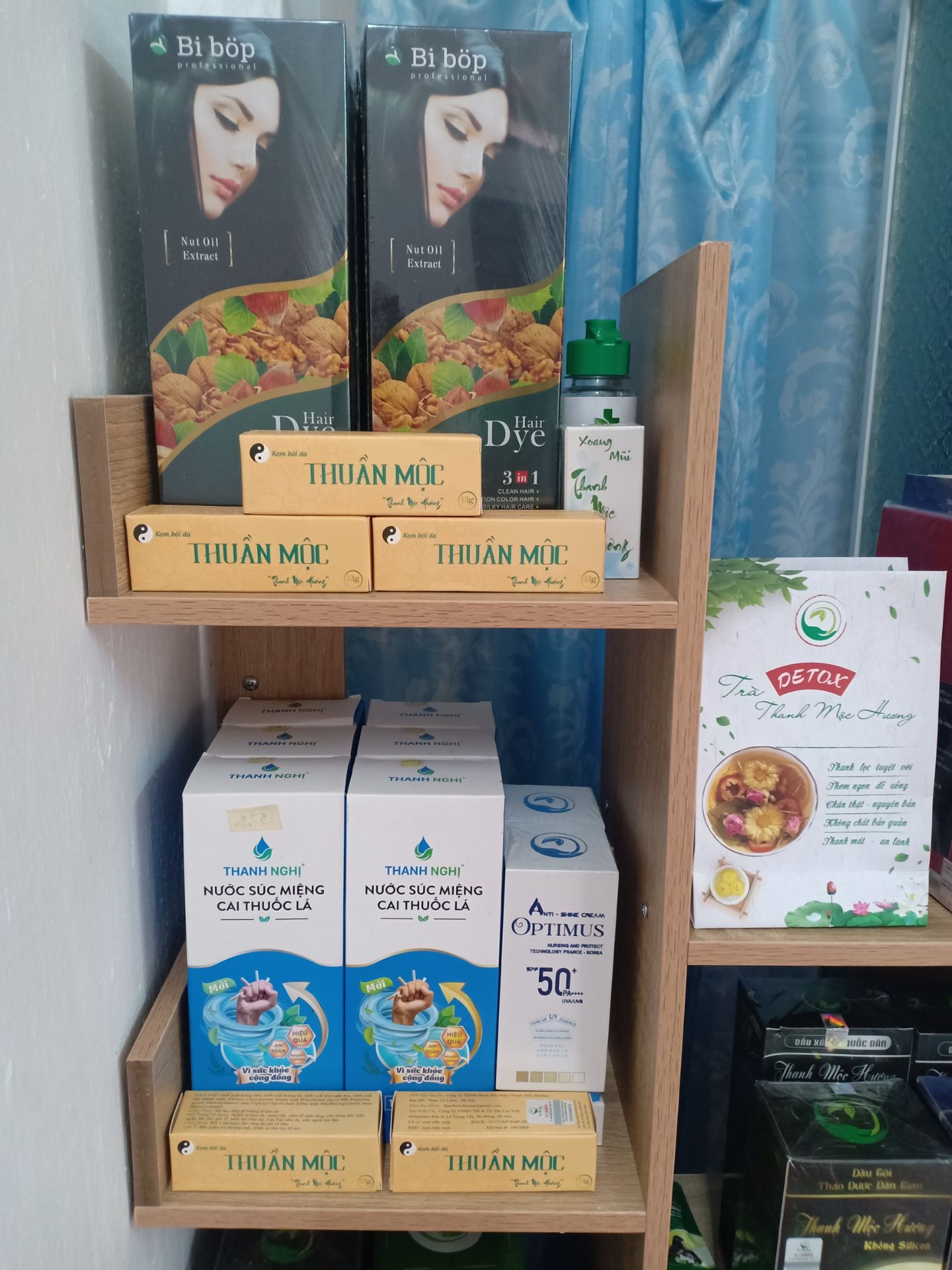 Đẹp tuyệt vời. Kệ chắc chắn, gỗ tốt. Ai cũng khen luôn á.
Có cái khoan máy nên ráp khoảng 20p là xong luôn. Mình cố định 1 khoan vào tường nữa nên nó chắc lắm. 
Góp ý chút là nên chọn loại ốc vít ngắn hơn xíu. Vì dài quá lúc khoan vào nó bị nứt tấm gỗ.