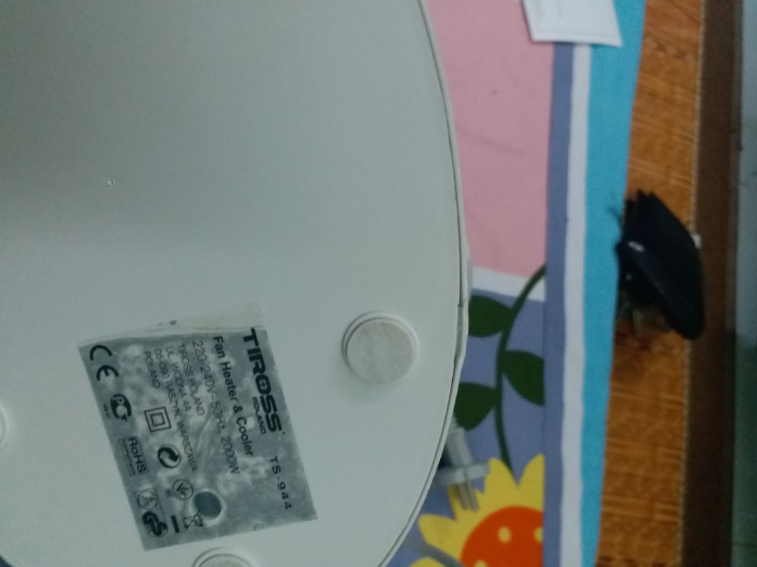 tiki giao cho đồ cũ . tem thì bị bong tróc quạt thì dính đầy sơn cũ như đã sử dụng hàng năm trời.đến lúc chạy thì ôi thôi kêu cót ca cót két . cảm giác như bị *** đảo. gọi điện đổi trả mấy lần mất bn tiền đt thì cả tuần trời ko 1 hồi âm. thái độ phục vụ ko thể chấp nhận đc