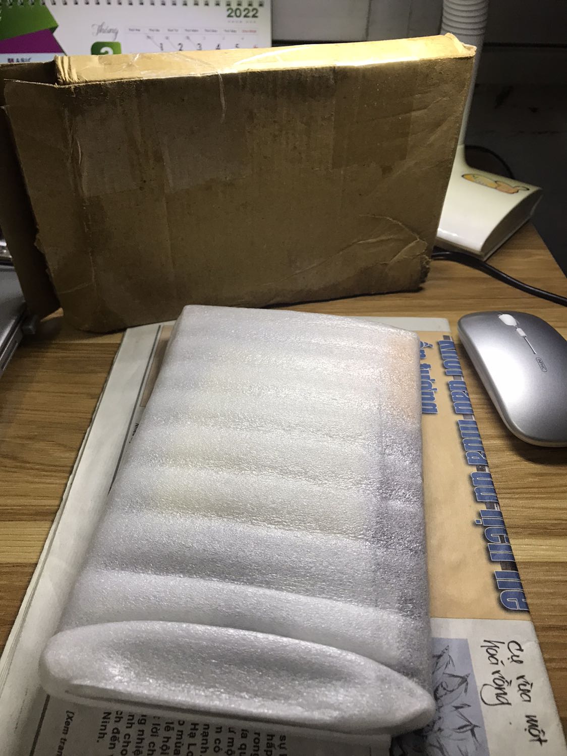 Giao hàng nhanh, mới hôm trước đặt hôm sau shipper đã giao đến.
Chất lượng giấy không ưng lắm nhưng bù lại shop có tặng kèm bookmark và đóng gói hàng rất cẩn thận, sách giao đến không hư hỏng, quăn mép gì.
Khá thích sp, sẽ đặt hàng tiếp nếu có dịp.