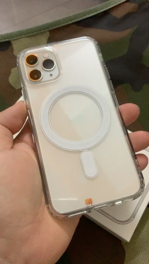 Lúc đầu mua vì tò mò cái vòng tròn màu trắng. Nhưng khi nhận về gắn vào quá hợp. Ôm khít máy, cầm nắm rất thoải mái. Đặc biệt là bấm nút nhạy như bấm trực tiếp vào máy. RẤt thích luôn. 
Có lưu ý nhỏ là mọi người lột 3 miếng nhựa mỏng ở trong và ngoài ốp ra nha. Vk mình không biết rồi không lột ra nên thấy nó cũ cũ.