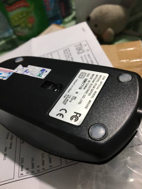 Shop cho mình hỏi đây là chuột mới 100%, hay chuột qua sử dụng và hấp lại????? mọi thứ đều mới trừ 4 chân tiếp xúc với mặt bàn mặc dù mình chưa úp lại để rê chuột.
click thử thì các chuột chưa liệt vẫn ok nên vẫn chấm shop 2 sao,
nhờ bạn lấy giúp về đích thân bóc tem ra kiểm tra thì không được happy như khi đặt hàng