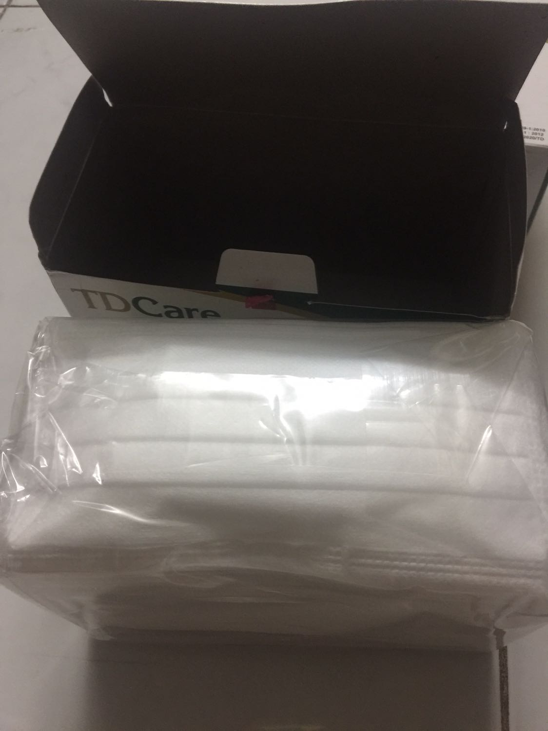 Hàng giao nhanh, chất lượng tốt, chuẩn 4 lớp, có đầy đủ tem chống hàng giả. Nhưng gói hàng quá chán, chỉ quấn bọc nilon, không có lấy một cái hộp. ?