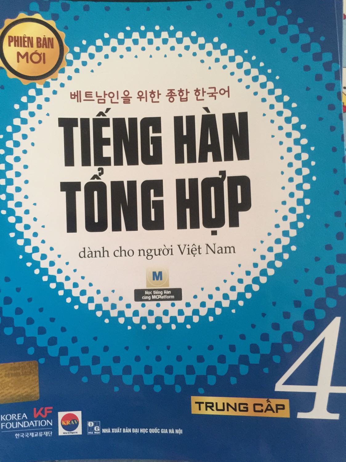 Sách mới tái bản, tuy có nhiều chỗ đáp án bài tập còn sai sót nhưng chỉ là 1,2 chỗ. Mua trên tiki còn được sale 60%, giao hàng nhanh. Sách đẹp, giấy màu vàng nhạt chống loá, tuyệt vời.