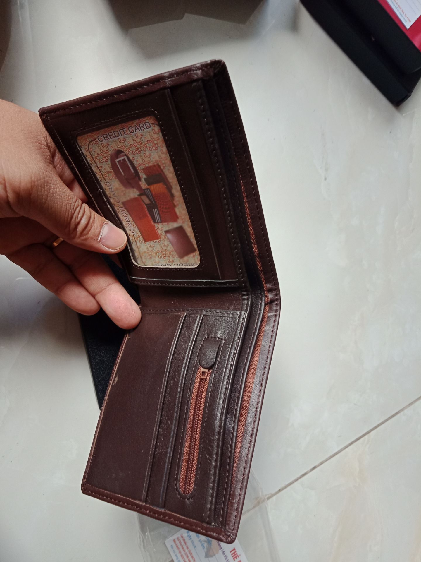 Ví nam da bò mềm mại rất tốt mình rất thích... Yên tâm khi sử dụng sản phẩm Huy Hoàng vì là da thật và chế độ bảo hành tốt