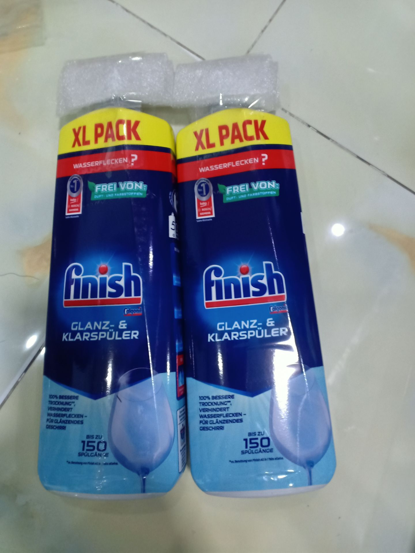 Mình đặt mua 1 chai làm bóng 1150ml, nhưng được nhận 2 chai 750ml, thành ra là được nhiều hơn. Cám ơn shop đã khuyến mãi nhé.
Còn về chất lượng, thì mình đã sữ dụng sp này lâu rồi, nên mình mới mua thêm, và ko cần lăn tăn về chất lượng.
Nói chung là sach, bóng, thơm.