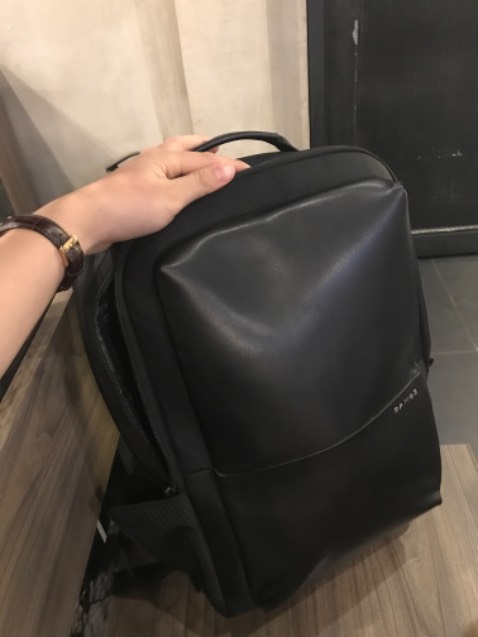 Balo đẹp, chỗ điều chỉnh độ dài dây đeo balo ko chắc chắn, tuột lên tuột xuống rất khó chịu.
Balo thật  sự quá nhỏ để đựng đồ, mình để 1 cái macbook mỏng rồi còn đủ chỗ để 2 quyển sách. Ko để thêm thứ gì khác hơn.
Mình rất hối hận khi mua cái balo này.
Nếu ai muốn mua balo để đựng được nhiều thứ thì nên cân nhắc.