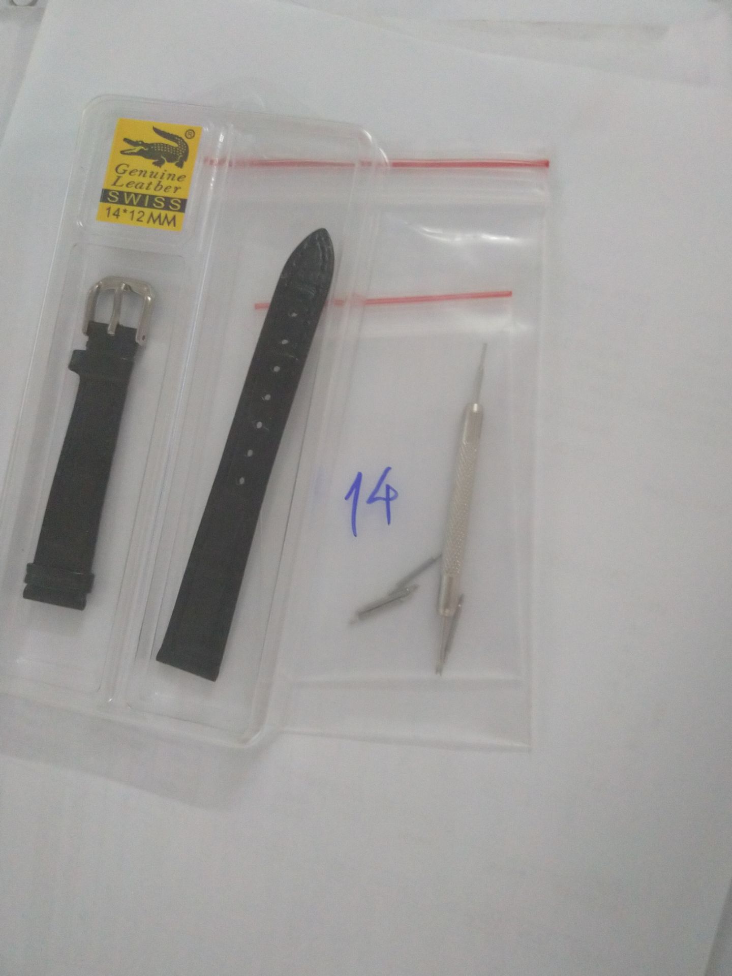 Mình mua lúc giảm giá, mình mua 2 dây, 2 cỡ khác nhau cho 2 cái đồng hồ khác nhau. mỗi dây đều có dụng cụ thay dây kèm theo, nói chung mình rất là ưng vì mình tự thay dc dây mà giá rẻ hơn ra hàng.