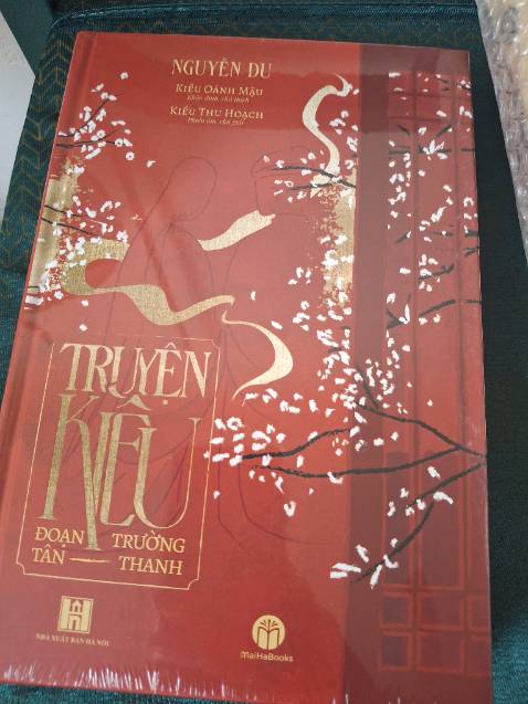 Đại thi hào Nguyễn Du để lại tác phẩm này đúng có giá trị sưu tầm cao. Hồi trước học tác phẩm ở ghế nhà trường thật sự mình chưa thể tìm hiểu kỹ và sâu được. Nay mua có rồi mình sẽ lưu trữ làm tủ sách gia đình, để con cháu nghiên cứu đọc, tìm tòi mai sau. 
Cảm ơn MaiHaBooks! Nhất định mình sẽ tiếp tục mua ủng hộ nhà sách!