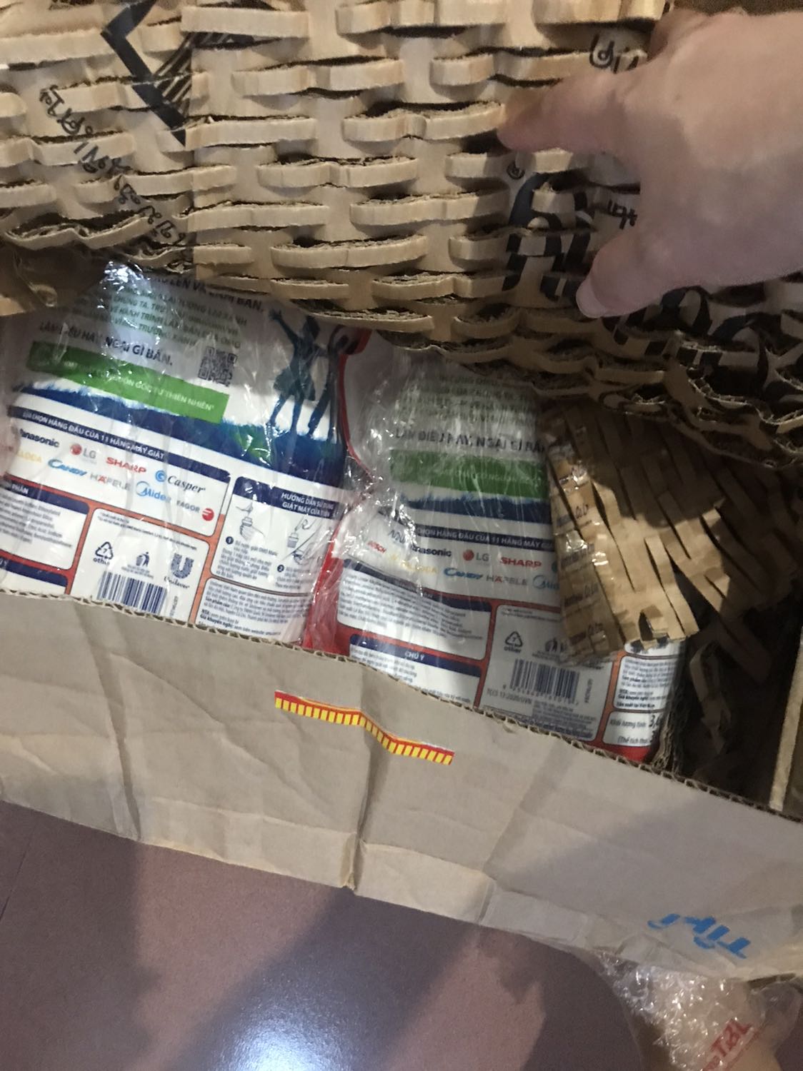 Rất ok! Phải nói là dịch vụ chăm sóc khách hàng của tiki làm mình rất hài lòng. Đơn hàng của mình nặng nên hình như bên giao hàng rất ngại, lâu mãi chưa giao. Sau đó họ gọi mình bảo nhờ mình đến tận bưu cục lấy. Mình đã liên hệ bên Tiki hỏi rõ vấn đề này. Tiki đã giải quyết nhanh gọn và giao hàng về tận nơi cho mình.