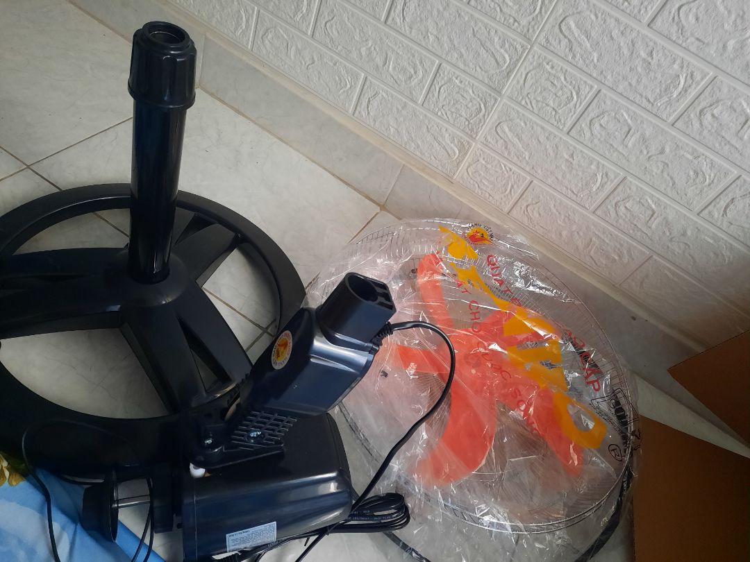 giao thiếu 1 thanh để gắn quạt, thùng hàng cũng không có giấy mô tả quạt gồm những bộ phận gì, hướng dẫn lắp ráp