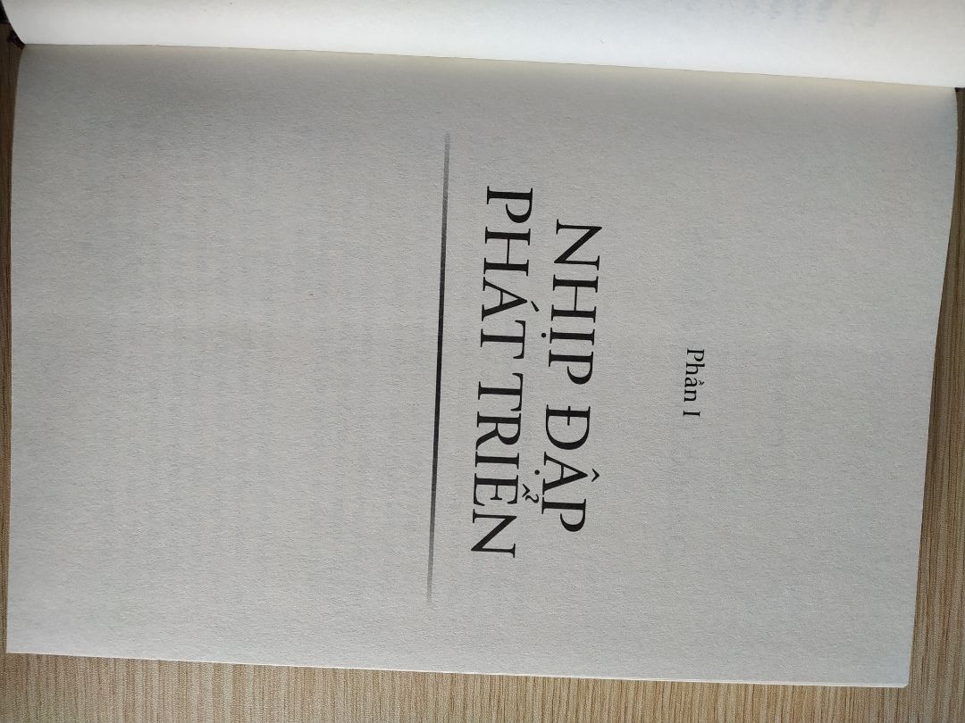 Sách mới, nội dung mình mới chỉ đọc được 1/3 nhưng mà cảm thấy rất thu hút, rất hayyyyyyyy. Mọi người nên mua để đọc nhé, cũng học được cách tư duy nữa đó. Dịch vụ tiki giao hàng siêu siêu nhanh. Tối hôm trước mình đặt mà sáng hôm sau mở mắt anh giao hàng đã gọi rồi. Tuyệt vời. Thanh you so much!