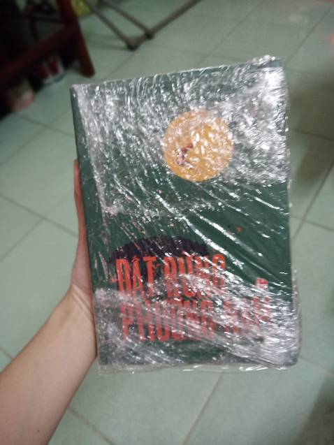 Sách mình đặt hôm chủ nhật nhưng sáng thứ hai đã nhận được. Nhanh hơn dự kiến. Mình rất thích tiki bọc sách rất cẩn thận và sách mới tinh luôn. Rất đáng để mình lựa chọn tiki cho các lần sau. Nội dung sách rất hay nên mọi người không uổng phí tiền đâu.