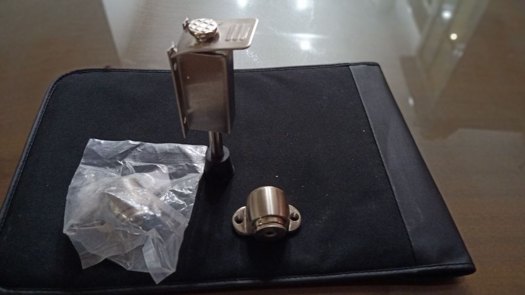 Chặn cửa hai chiều có hình thức đẹp, chưa lắp vào cửa thì vận hành trơn tru, nhưng khi lắp vào cửa thì không vận hành được. Nguyên nhân là bề mặt của chốt để áp vào cửa không phẳng. Phải tìm vòng đệm có chiều dày thích hợp kê vào thì mới vận hành được. Tuy vậy hiệu quả chặn cửa không được như mong đợi vì cái lò xo bên trong luôn trong tư thế đẩy chốt lên, làm giảm ma sát của chân cao su với mặt nền.
Cục hít cửa nam châm dạng thấp cũng có hình thức rất đẹp, nhưng lắp vào cửa thì sức giữ cũng yếu. Nếu gió to thì không giữ được cửa. Khi mua loại này phải xem khe hở giữa cửa với mặt sàn. Nếu khoảng 5mm thì lắp bình thường, khe hở đến 1cm thì không lắp được vì dạng thấp mà. Muốn lắp thì phải dùng vòng đệm kê cao lên.